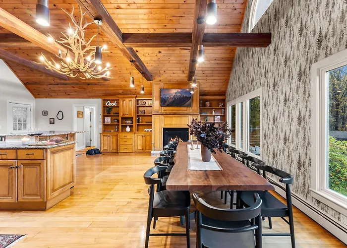 Luxury Log Chalet With Hot Tub, Games Room & Hill Views!