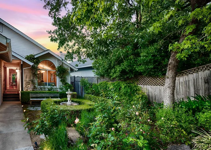 Spacious Oasis Hot Tub Backyard Garden 3Br/2Ba