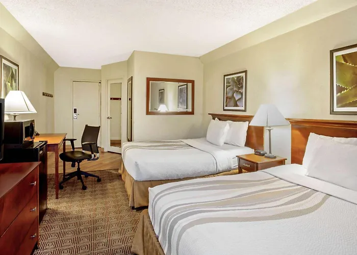 La Quinta By Wyndham Stamford / New York City