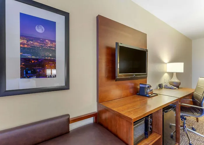 Comfort Suites Glendale - State Farm Stadium Area