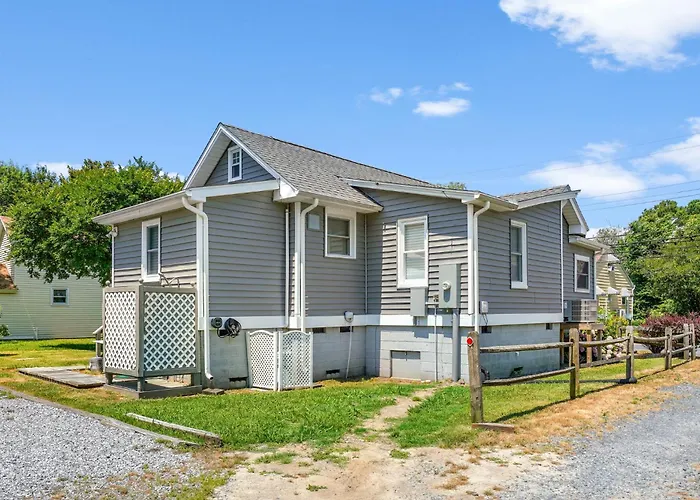 Bue Crab Bungalow - Charming In-Town Cottage!