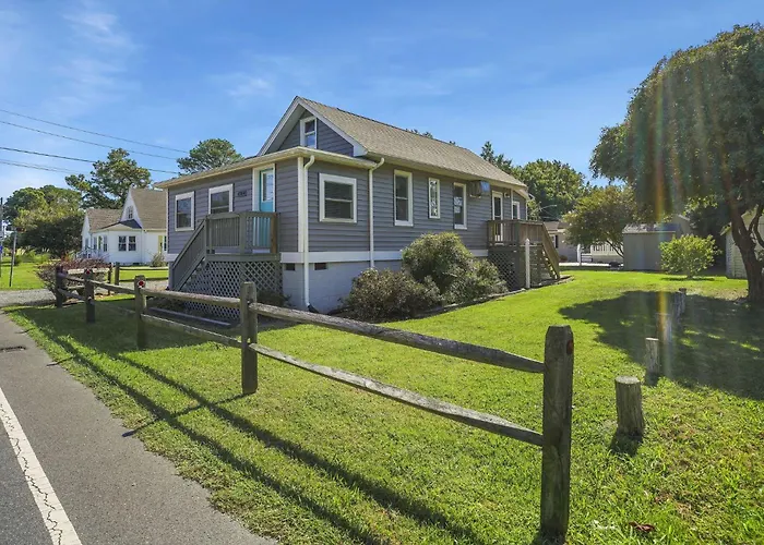 Bue Crab Bungalow - Charming In-Town Cottage!