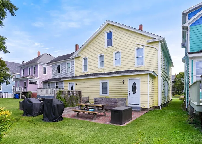 Bayside - Classic Duplex In Historic Downtown!