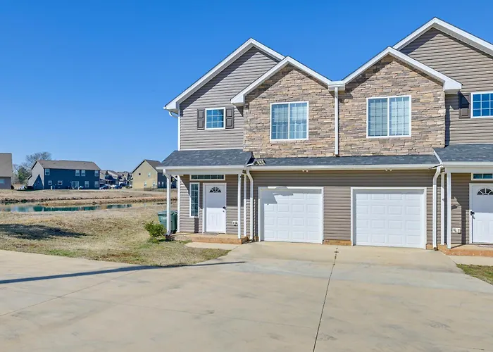 Stay & Play: Spacious Concord Townhome Near Uptown