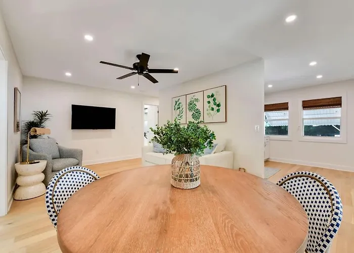 Updated Cottage On Pine Ave