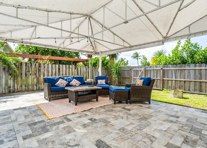 Bright And Comfy 5 Star Location With A Heated Pool
