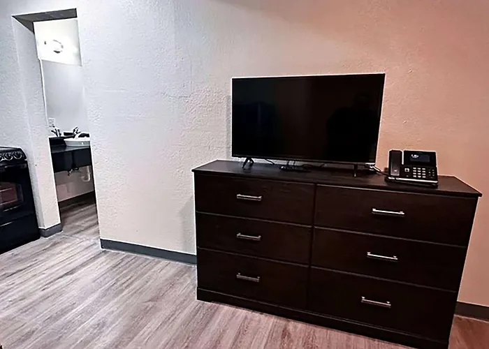 Studio City Suites, A Travelodge By Wyndham