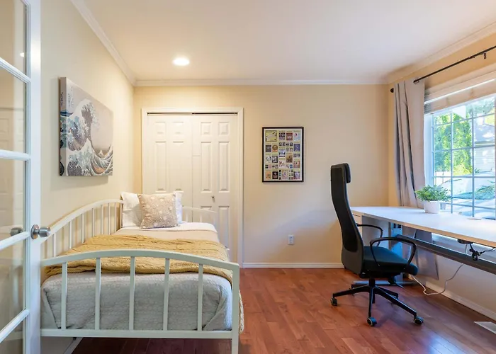 Spacious & Serene 6-Br Family Retreat In Kirkland