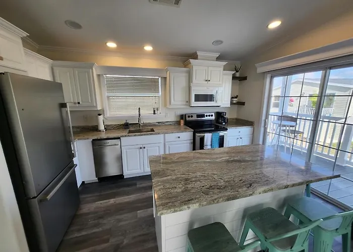 Sunny Gulf Coast Getaway-Near Beach-Shared Pool!