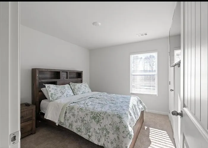 Elegant Townhouse Retreat Near Mall Of Georgia