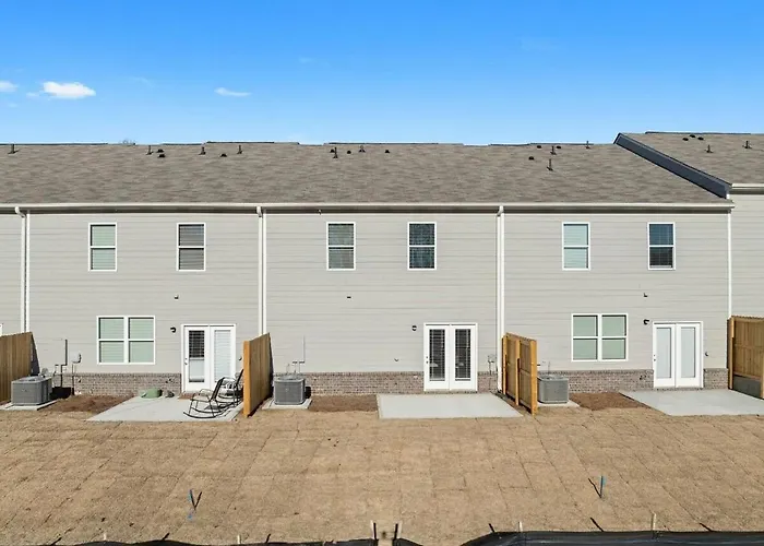 Elegant Townhouse Retreat Near Mall Of Georgia