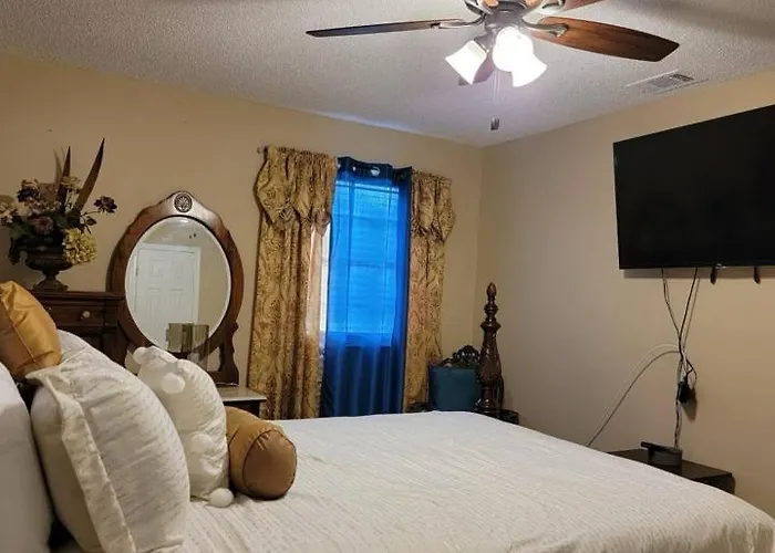 Cozy Oak Street Luxury Stay