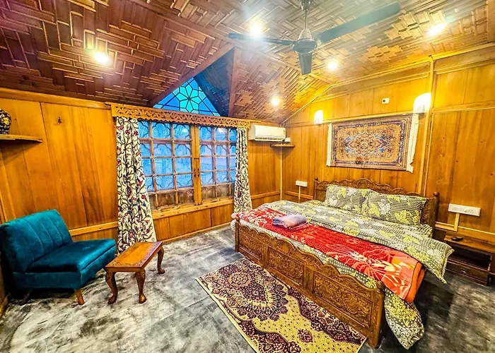 Peacock Houseboats