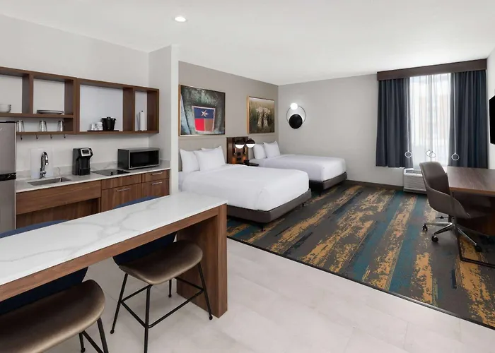La Quinta Inn & Suites By Wyndham San Antonio At The Rim