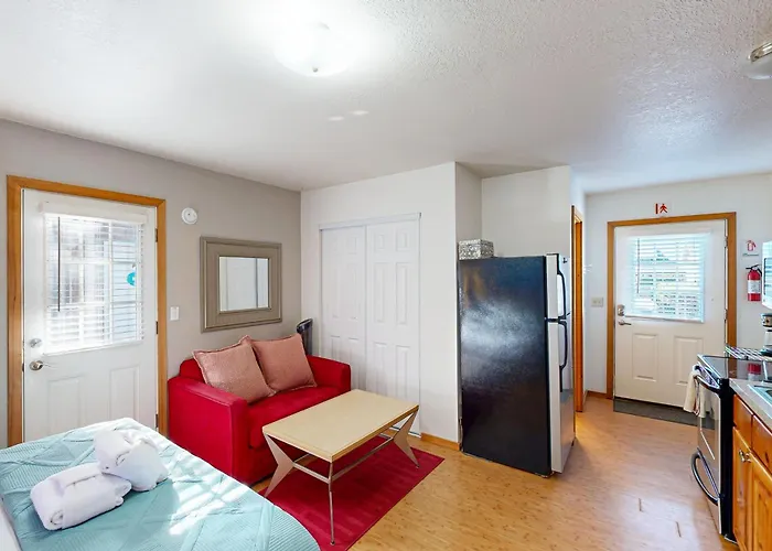 Beaches Inn | Pirates Cove Cabana 8