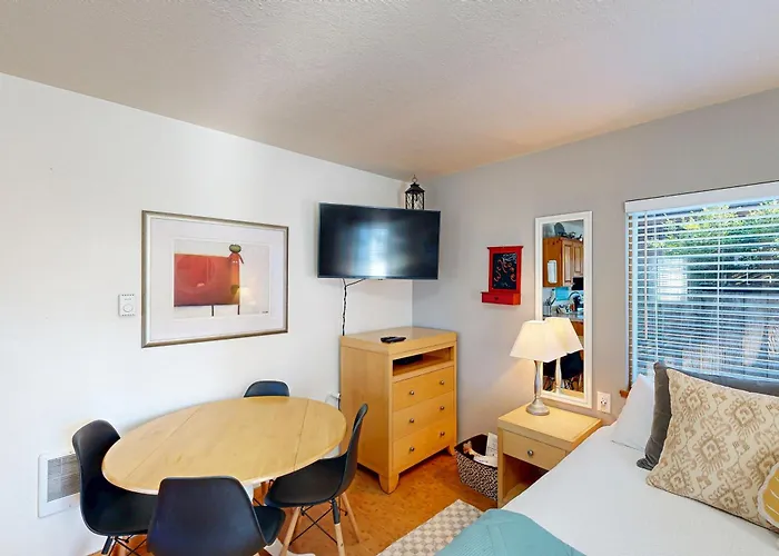 Beaches Inn | Pirates Cove Cabana 8