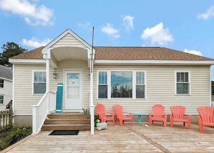 Shell Cottage - Pet Friendly, Hot Tub, Fenced Yard!