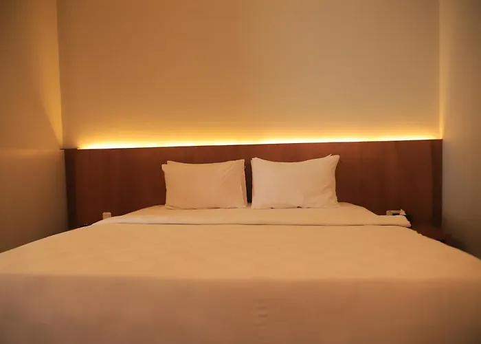 Front One Parama Su Hotel Palu