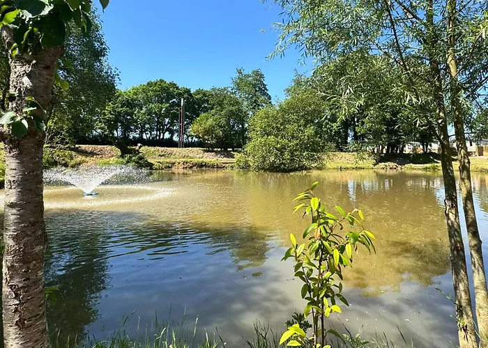 Peaceful Lake Retreat - Fishing Lakes, Heated Outdoor Swimming Pool 500Yrds On Sister Park , Pool Open May To September