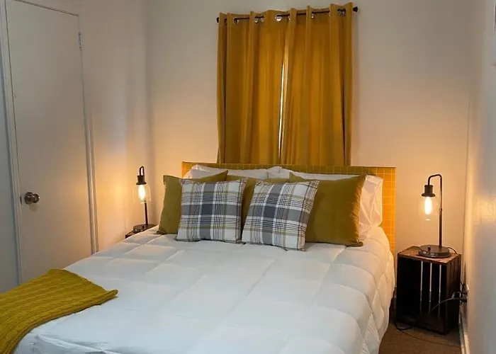 Downtown Yellow Room At Villages On Aurora