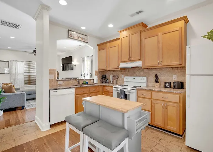 Cozy 2B Townhouse - King Bed