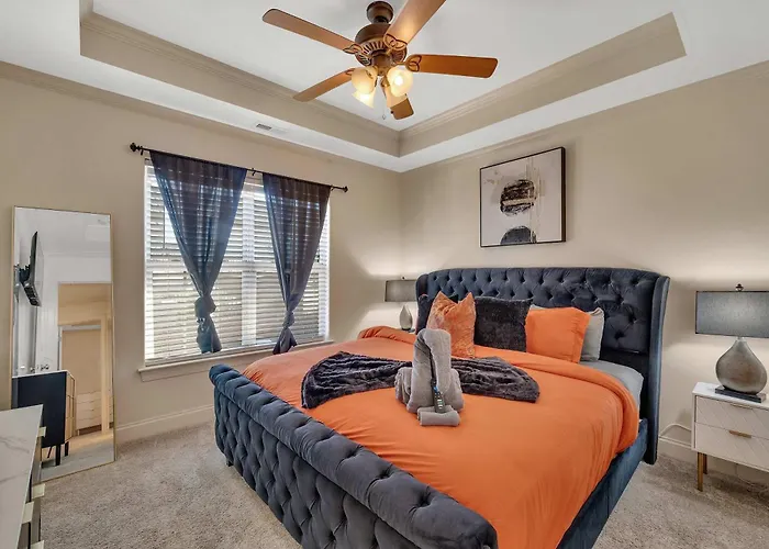 Cozy 2B Townhouse - King Bed