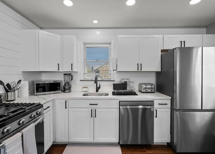 22- 4 Bedroom 2 Ba House - Central Ct