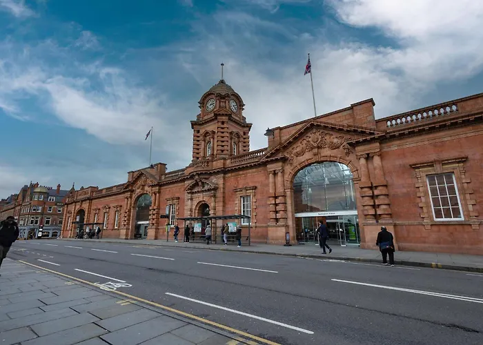 Premium Serviced Accommodation Nottingham - All Ensuite Rooms Or Whole House - Near Train Station, City Centre & Trent Bridge - Fast Free Wifi - Parking