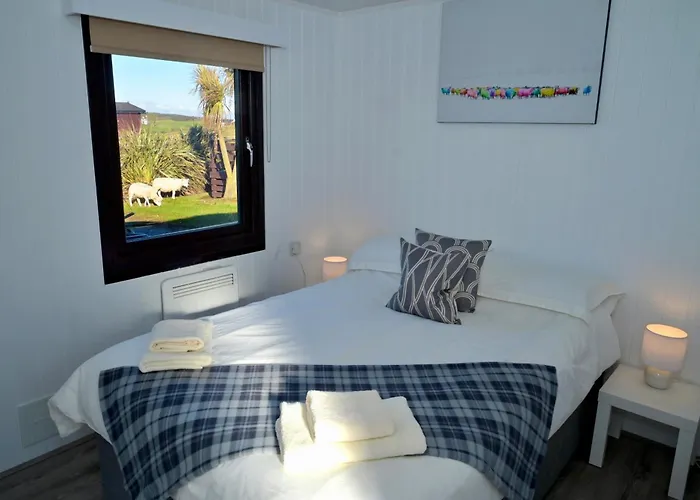 Lodge Cabin With Fabulous Views - Farm Holiday