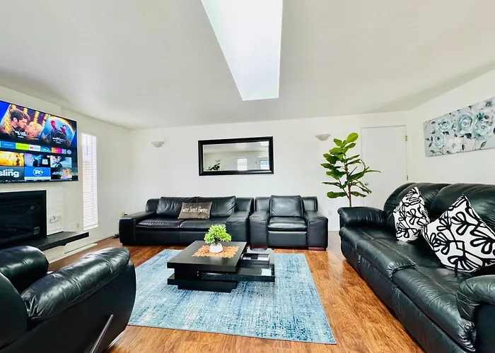 Shiny Rambler House With Spacious Solarium.