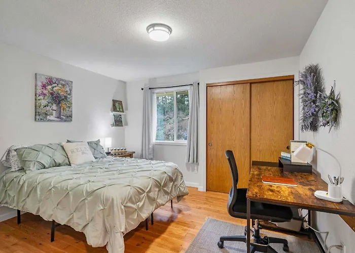 Large Family-Friendly Home On Nw Side - Dogs Ok