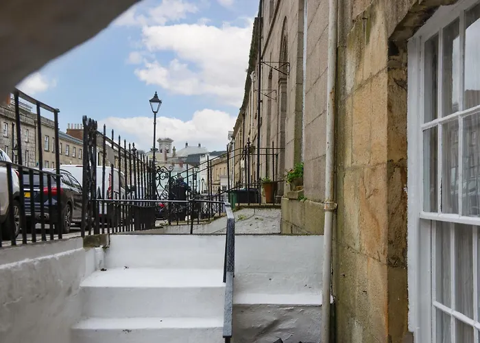 City Centre 1 Bed Georgian Flat With Courtyard