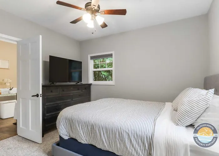 New Pet Friendly Walking Distance To Lake Front