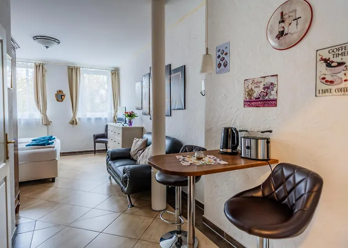 Villa Backstein mit kostenfreien Parkplätzen und 8 E - Ladestationen