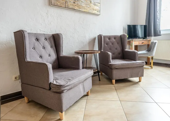 Villa Backstein mit kostenfreien Parkplätzen und 8 E - Ladestationen