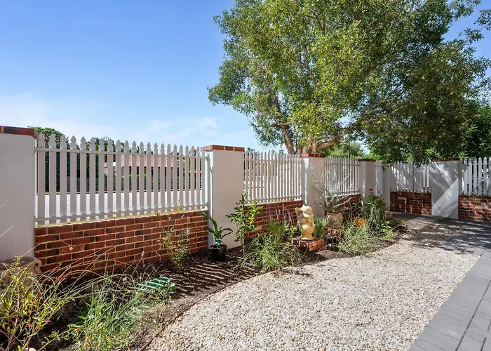 Designer Stay With Courtyard Bassendean Near Swan Valley