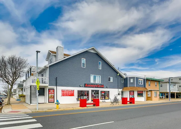 Near Convention Center & Boardwalk! Apt W/ Sunroom