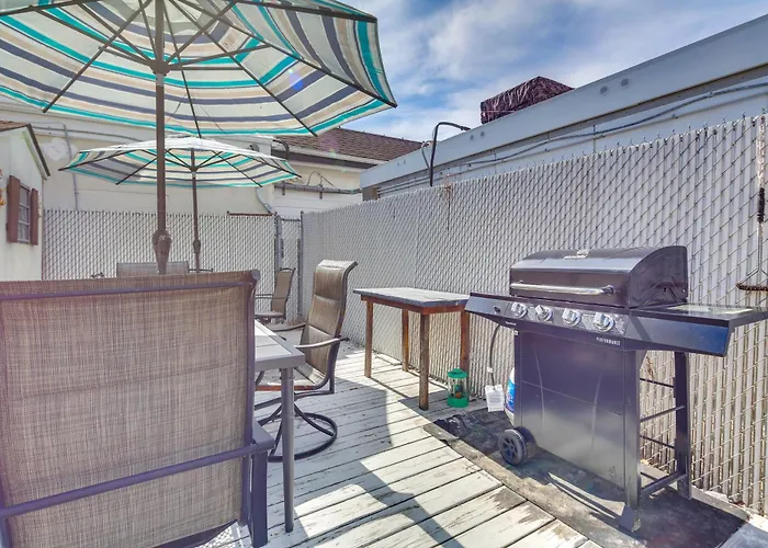 Near Convention Center & Boardwalk! Apt W/ Sunroom