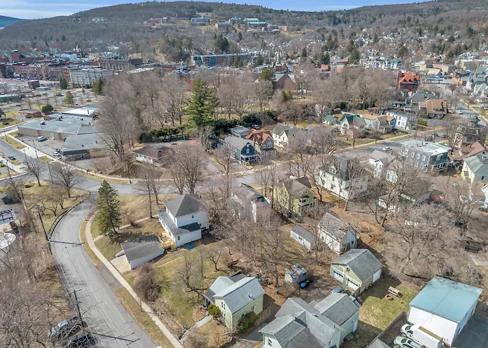 A Bonnie Place 3 Miles From All Star Village