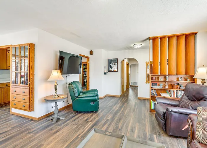 1/2 Mi To Dtwn: Pierre Family Home W/ Patio