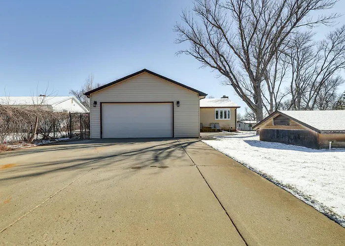 1/2 Mi To Dtwn: Pierre Family Home W/ Patio