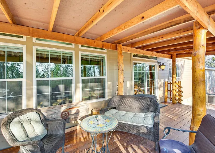 5 Mi To Town: Mtn-View Gem W/ Deck In Hot Springs