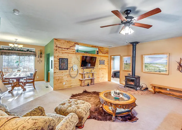 5 Mi To Town: Mtn-View Gem W/ Deck In Hot Springs
