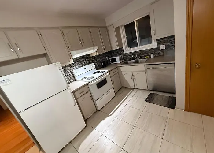 Stay At Flat Cad 39- Next To Airport, Transit, Park