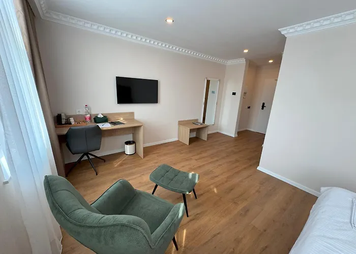 Promenaden Hotel