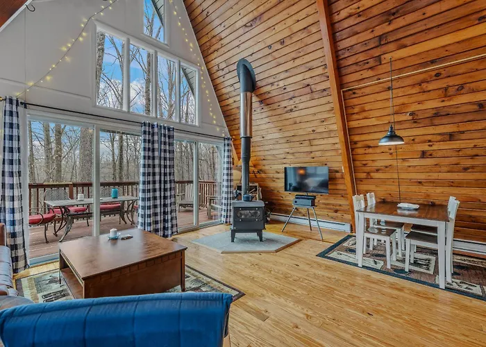 Cricket Chalet -- Pet Friendly, Grill, Wifi, Deck , Family Friendly , Game Room, Arcade Game, Dry Bar, Hiking, Pool Access, Wood Stove