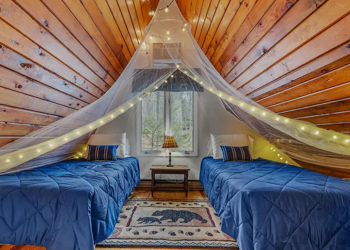 Cricket Chalet -- Pet Friendly, Grill, Wifi, Deck , Family Friendly , Game Room, Arcade Game, Dry Bar, Hiking, Pool Access, Wood Stove