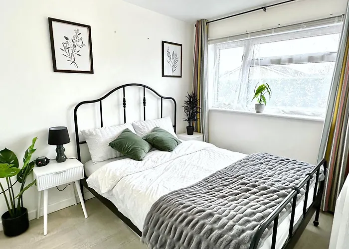 Spacious 5 Bedroom Family House Sleeps 13 Free Parking 5 Min Driving To Bicester Village