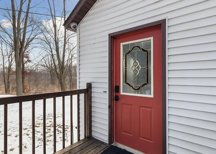 Farmhouse In Battle Creek Whit Hub Tube