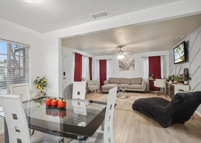 Cozy Single Story 2 Bdrm Family Home Near The Blvd
